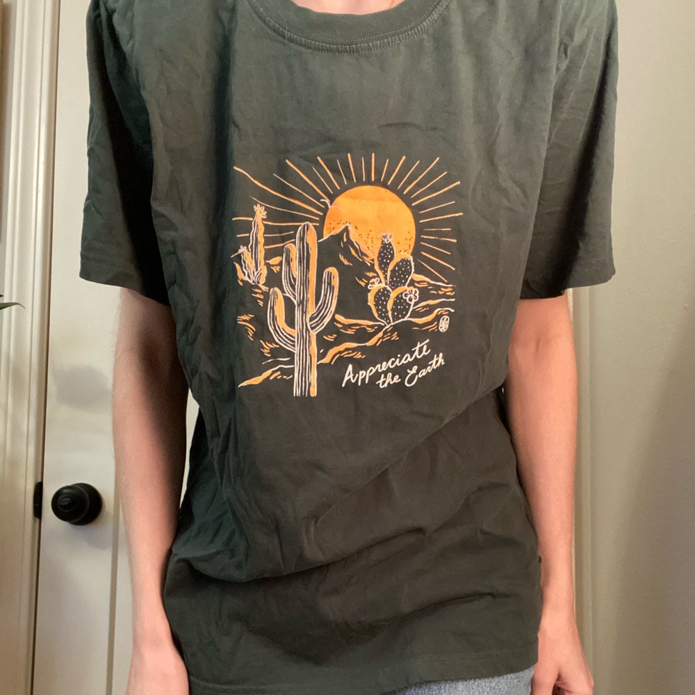 Appreciate the earth tee🌵